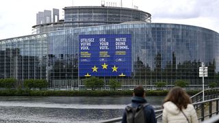 Straßburg, 25.04.2024: Ein großes Plakat an der Außenseite des EU-Parlaments in Straßburg weist auf die anstehenden EU-Wahlen hin. 